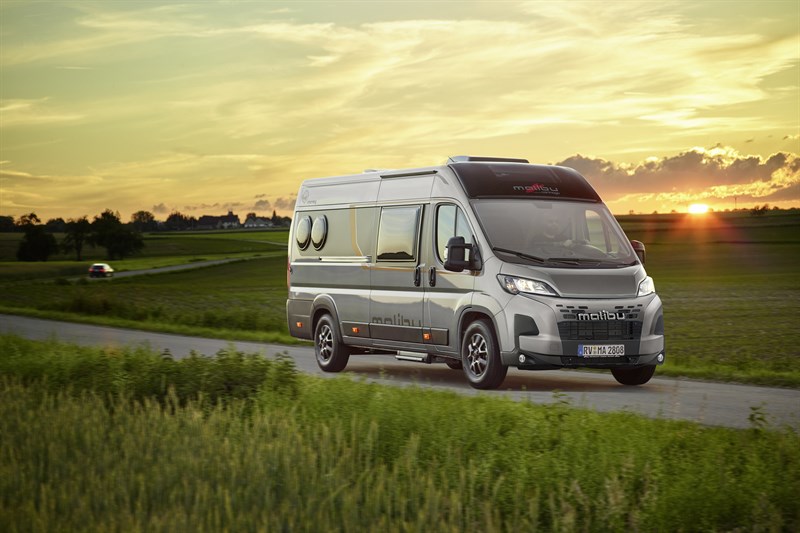2025 MalibuVan comfort GT skyview 640LE Fahraufnahme Abend